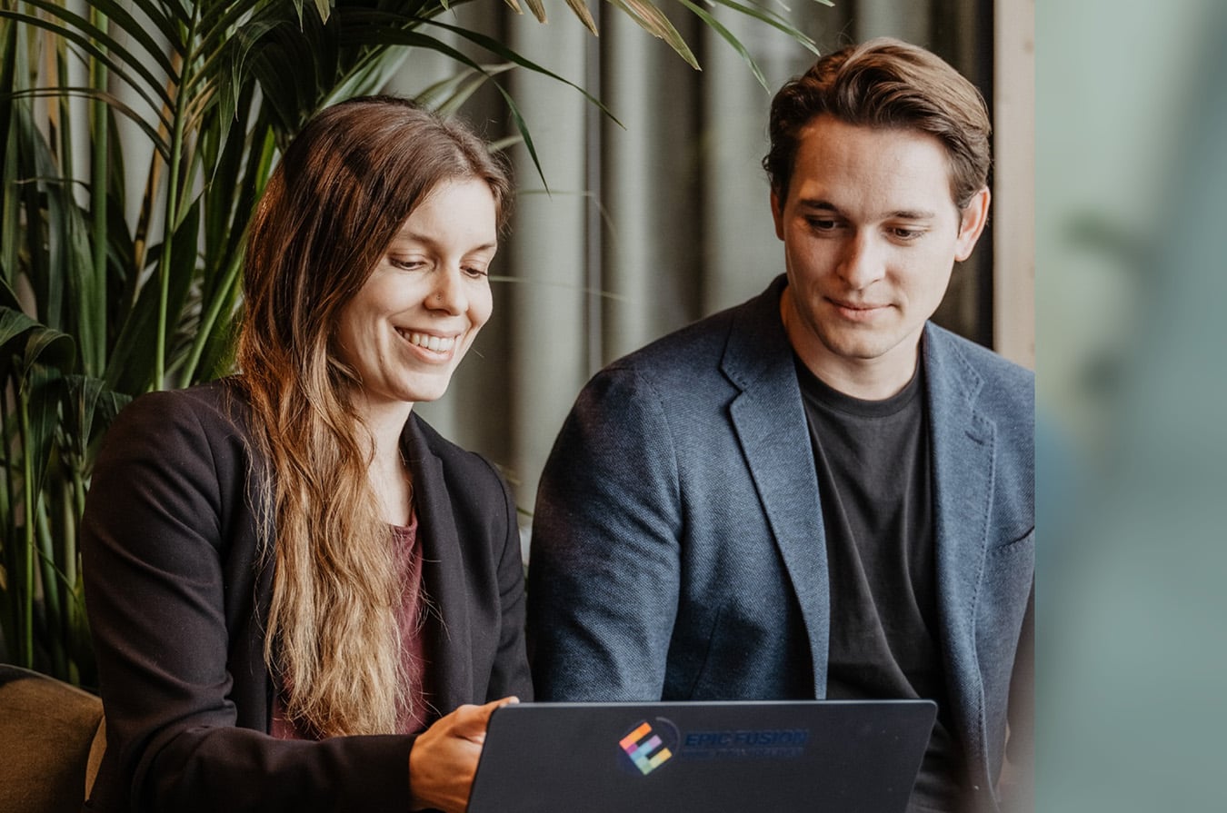 Celine und Samuel vor dem Laptop an einer Besprechung